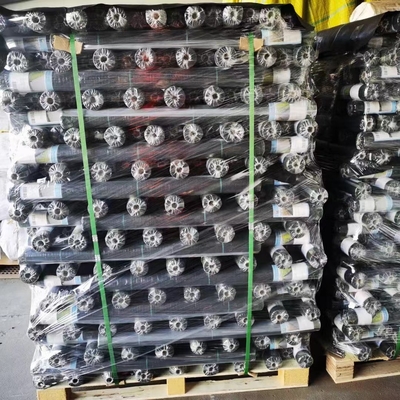 70-180GSM Kain Anti Rumput PP Nonwoven Hitam dan Hijau untuk pemanenan rumput liar, Kain Mat Rumput